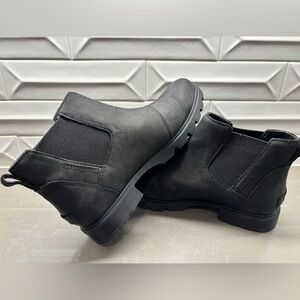 New SOREL Women's Emelie lll Chelsea Waterproof Bootie size 7 (New Condition)